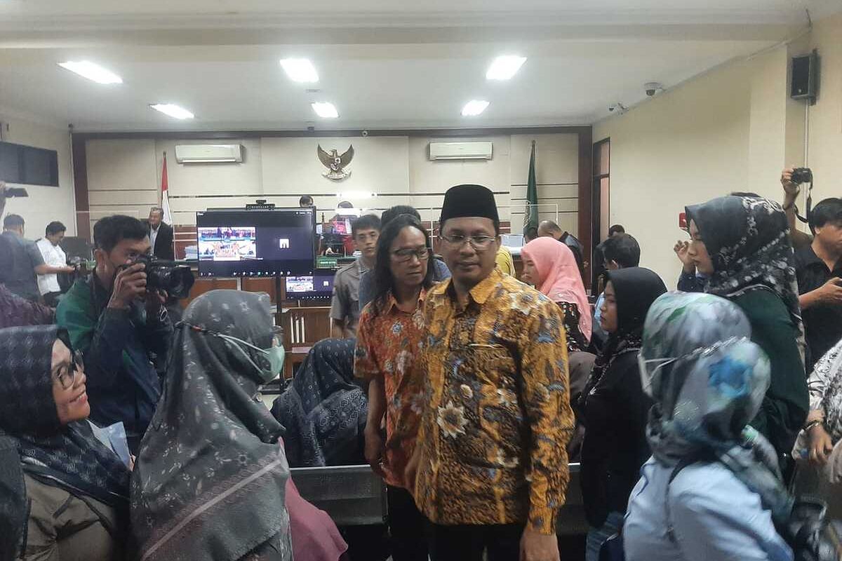 Bupati Sidoarjo nonaktif Gus Muhdlor di tengah pendukungnya usai sidang vonis di Pengadilan Tipikor Surabaya, Senin (23/12/2024).