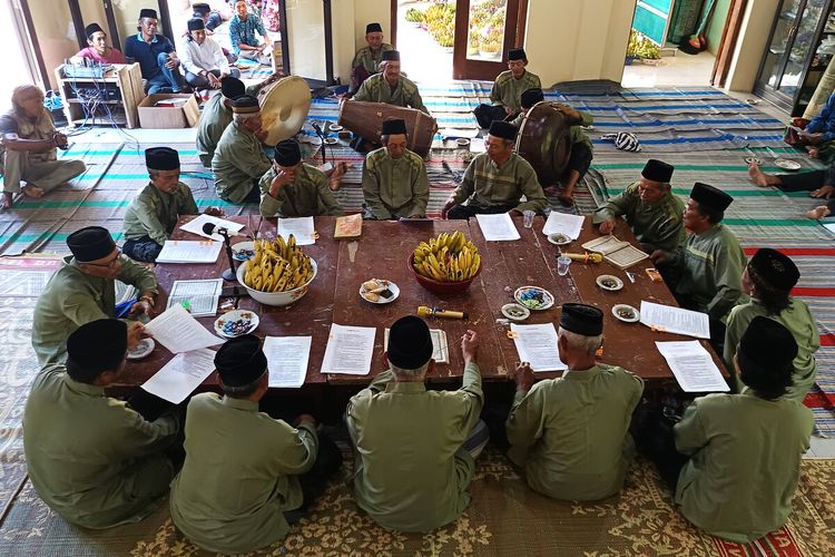 Kesenian gembrungan di Desa Sambirobyong Kabupaten Magetan dalam peringatan Maulid Nabi. Kesenian yang membacakan kitab Barzanji dalam kesenian gembrungan di Desa sambirobyong terancam punah karena minimnya minat generasi muda mempelajari kesenian tersebut. Mayoritas pemain gembrungan saat ini rata-rata telah berusia 70 tahun.