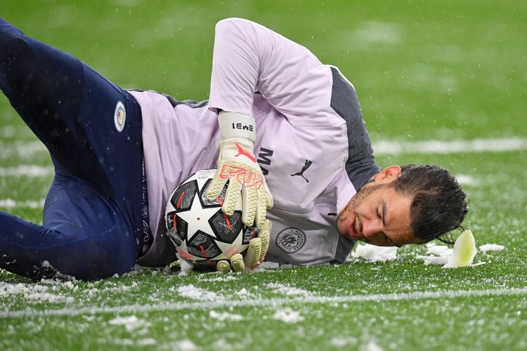 Kiper Manchester City, Ederson, melakukan pemanasan jelang laga leg kedua semifinal Liga Champions kontra PSG pada Rabu (5/5/2021) dini hari WIB.