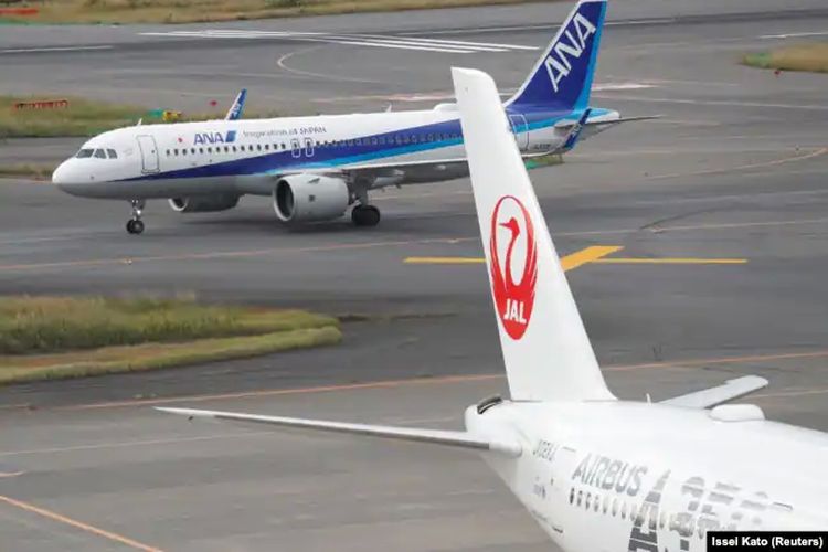Pesawat Japan Airlines (JAL) dan All Nippon Airways (ANA) di tengah wabah Covid-19, di Bandara Haneda, Tokyo, Jepang, 30 Oktober 2020.