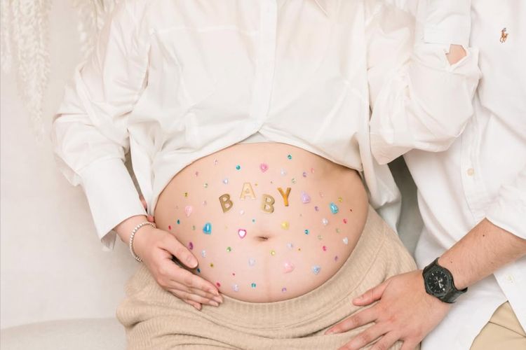 Maternity shoot Chelsea Islan bersama suaminya, Rob Clinton Kardinal.