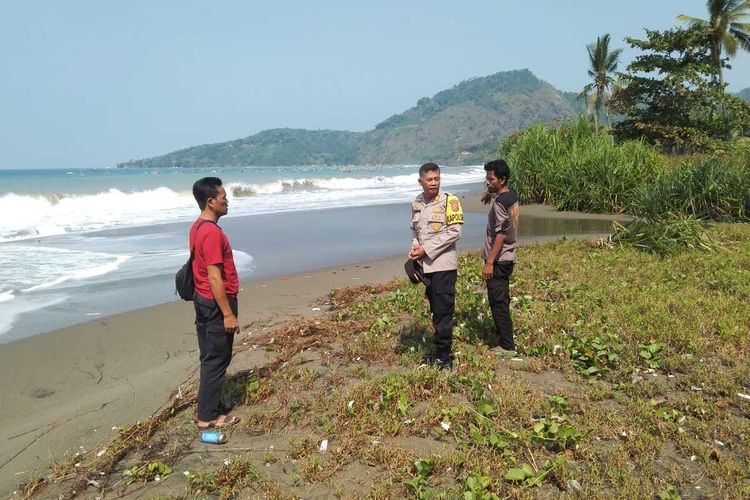 Kepala Polsek Cisolok AKP Aguk Khusaeni (tengah) sedang mengecek lokasi pesisir pantai di Kampung Ciwaru, Desa Cikahuripan, Kecamatan Cisolok, Sukabumi, Jawa Barat, Selasa (30/8/2022).