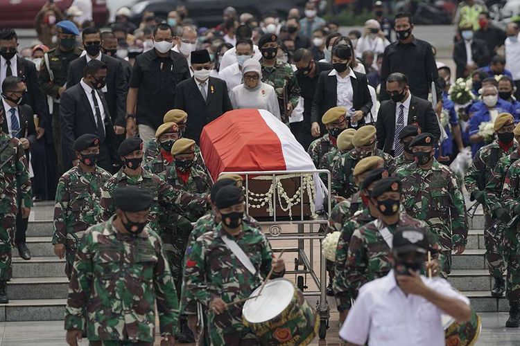 Wakil Presiden RI Periode 2004-2009 dan 2014-2019 M Jusuf Kalla dan Ibu Mufidah berjalan mengiringi  peti jenazah  Pendiri Kompas Gramedia sekaligus Pemimpin Umum Harian Kompas Jakob Oetama setibanya di  Taman Makam Pahlawan Kalibata, Jakarta, Kamis (10/9/2020). Wakil Presiden RI Periode 2004-2009 dan 2014-2019 M Jusuf Kalla menjadi Inspektur Upacara dalam proses pemakaman tersebut. Jakob Oetama tutup usia pada Rabu (9/9) pada usia ke 88  tahun di Rumah Sakit Mitra Keluarga Kelapa Gading, Jakarta.