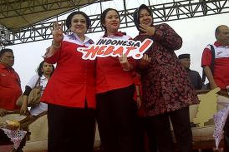 Risma mengikuti kampanye bersama Megawati Soekarnoputri.