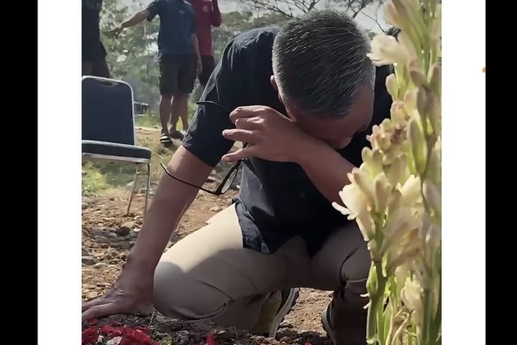 Tangis Abdel Achrian Pecah di Pusara Temon...