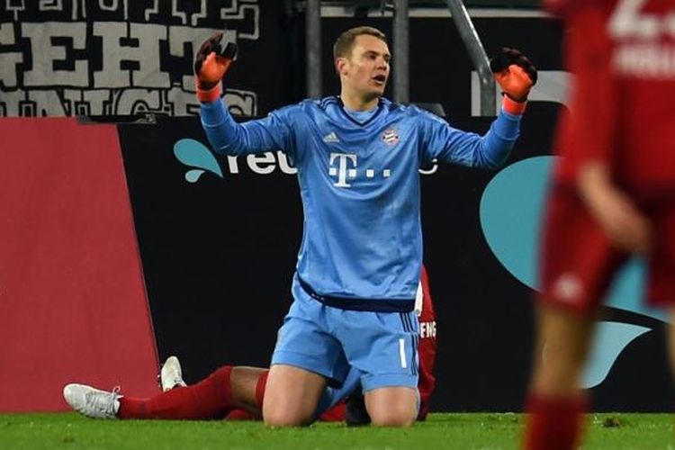 Reaksi penjaga gawang Bayern Muenchen, Manuel Neuer, saat melawan Muenchengladbach pada lanjutan Bundesliga di Stadion Borussia Park, Sabtu (5/12/2015). 