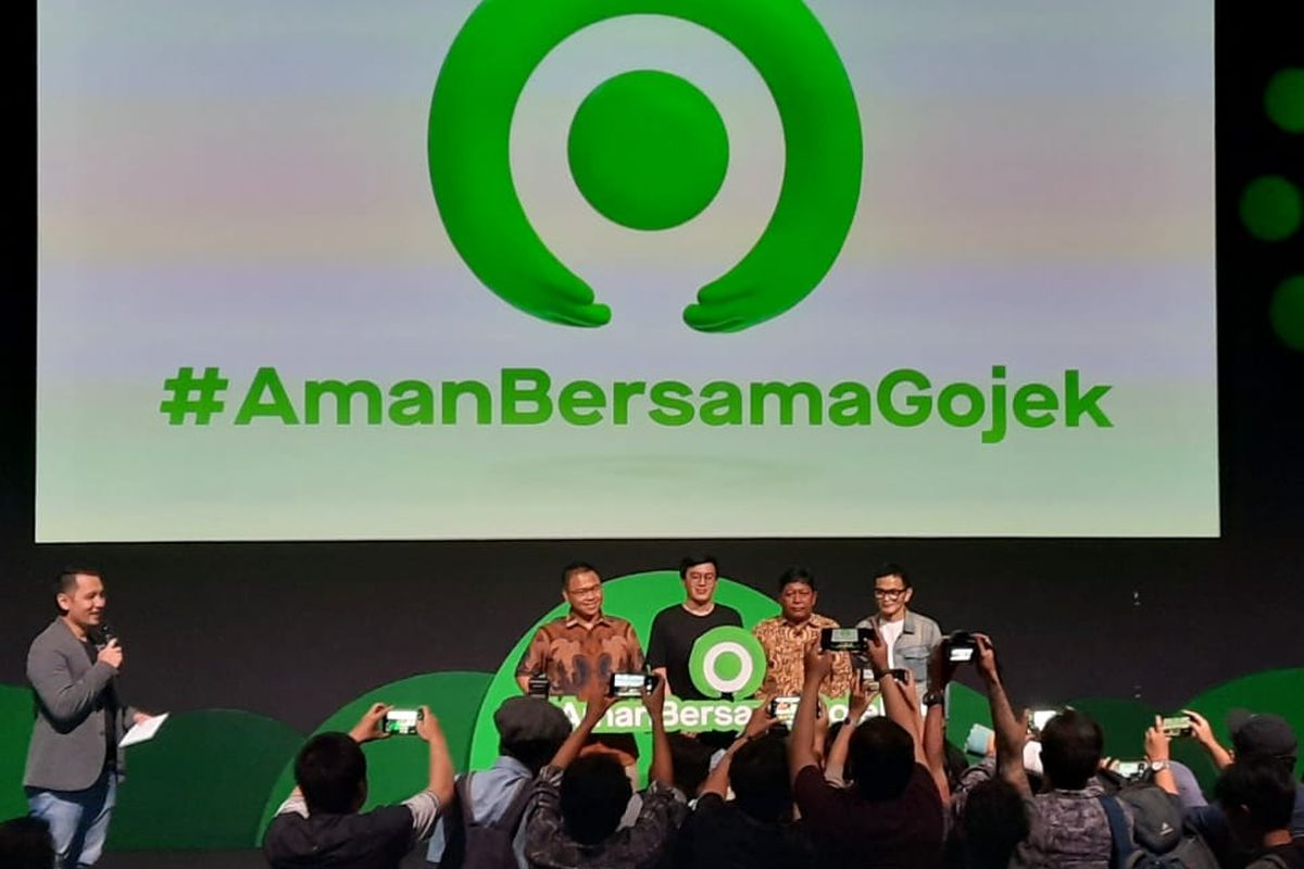 Kiri-kanan: Adityo Hidayat Peneliti CfDS UGM, CEO Gojek, Kevin Alluwi,  Direktur Pemberdayaan Informatika KemKominfo Slamet Santoso, Herman Josis Mokalu - ketua umum Siberkreasi dalam sesi foto setelah acara konferensi pers di kantor Gojek Indonesia, Jumat (28/2/2020).