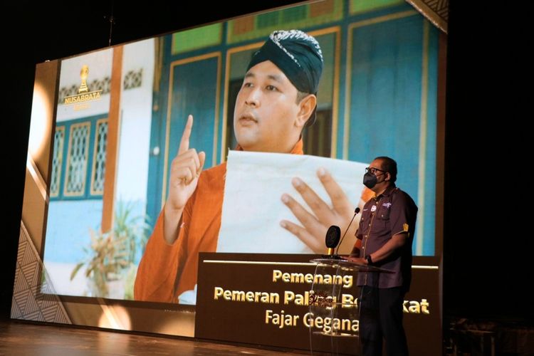 Wakil Bupati Kulon Progo Fajar Gegana didaulat sebagai Aktor Berbakat dalam Nusa Brata Award usai berperan dalam Film Pendek Nusa Brata, penganugrahan dilaksanakan dalam rangkaian Perhelatan Gala Premier Film Nusa Brata yang digelar di Auditorium Taman Budaya (TBK) Kulon Progo, Sabtu (18/9/2021).