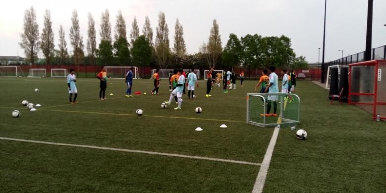 Anggota BigReds dari Indonesia menjalani sesi latihan di pemusatan latihan Liverpool, yakni di Kirkby, pada Sabtu (7/5/2016).