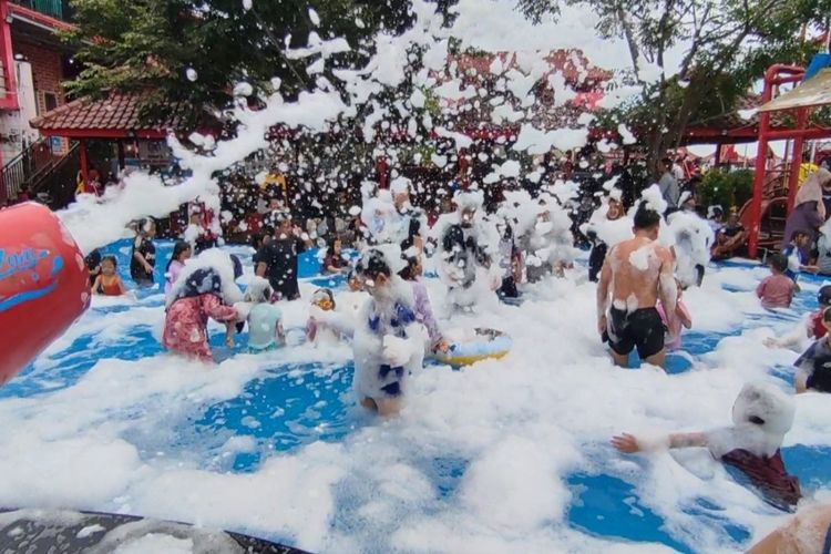 Jumlah pengunjung objek wisata di Kabupaten Kuningan Jawa Barat meningkat, pada momen libur Natal, Tahun Baru, dan libur sekolah, Minggu (25/12/2022). Zamzam Pool satu dari sejumlah objek wisata yang mengalami lonjakan jumlah kunjungan.