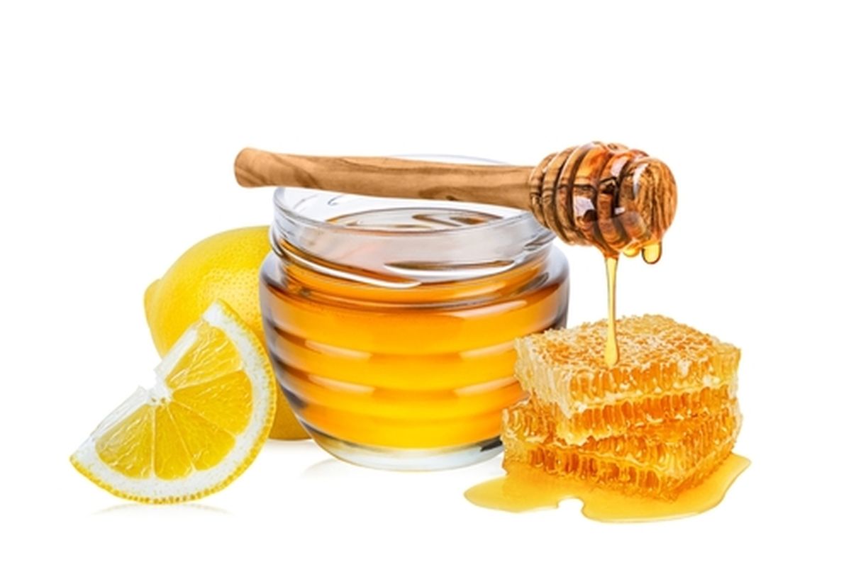Ilustrasi lemon dan madu. Lemon dan madu termasuk salah satu obat pengencer dahak alami yang praktis dijajal di rumah. 