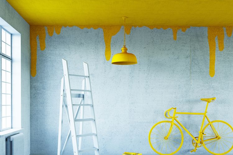 Plafon rumah yang dicat dengan warna kuning
