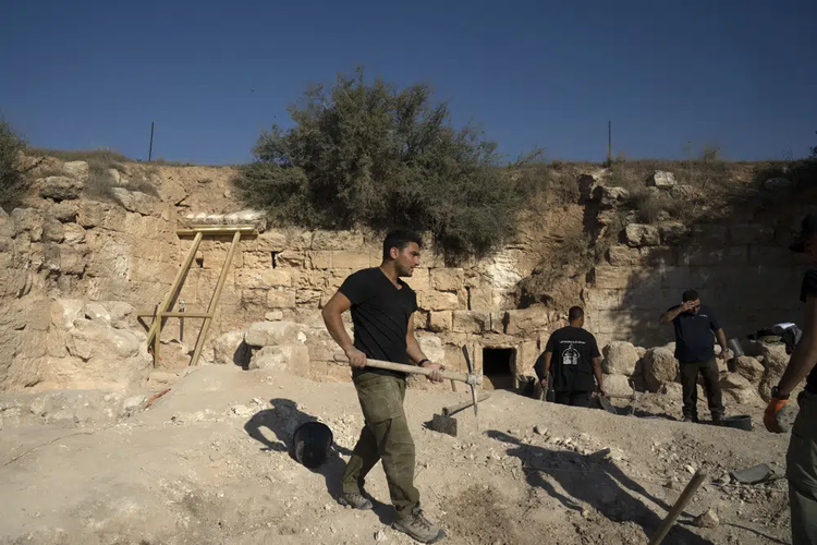 Arkeolog Temukan Makam Bidan Yesus di Israel, Begini Kondisi Halamannya
