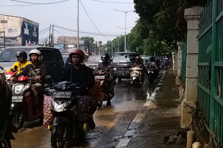 Ruas Jalan Hek di Kramatjati, Jakarta Timur, tergenang air luapan Kali Baru pada Senin (19/6/2023) pagi.