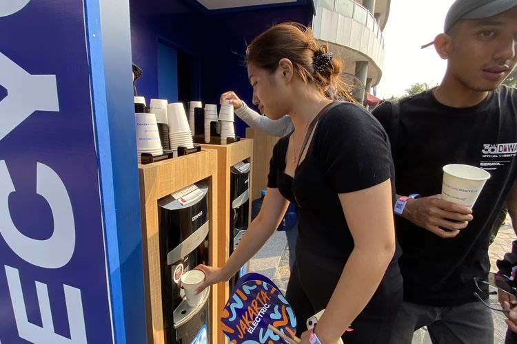 Hydration center alias depot air minum gratis di JIEC Ancol selama Formula E