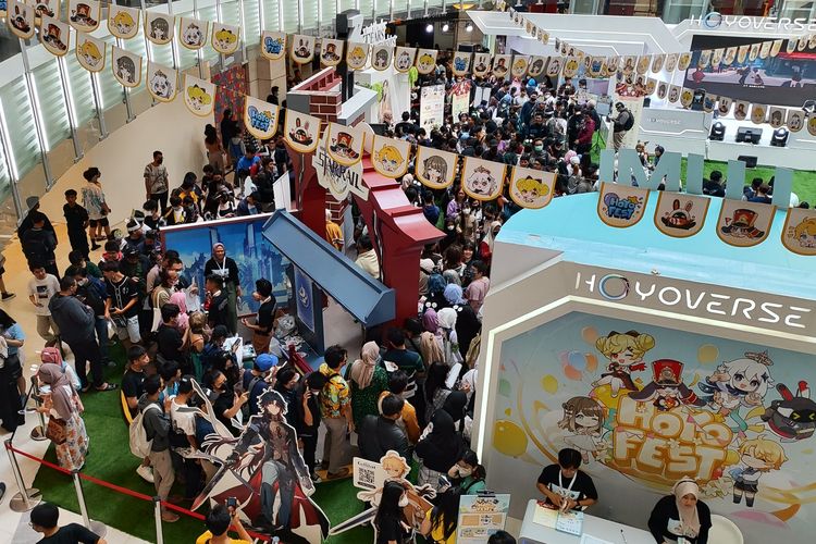 Pengunjung menjejali area Hoyo Fest 2023 yang digelar di Millenium Atrium, Mall Artha Gading, Jakarta Utara mulai 27 Juli 2023.
