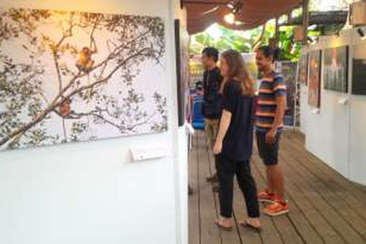 Pengunjung melihat pameran foto dari peserta program Panda CLICK! yang berasar dari masyarakat Kecamatan Batu Ampar yang diselenggarakan di Gardenia Resort, Kubu Raya, Kalimantan Barat, Rabu (16/3/2016).