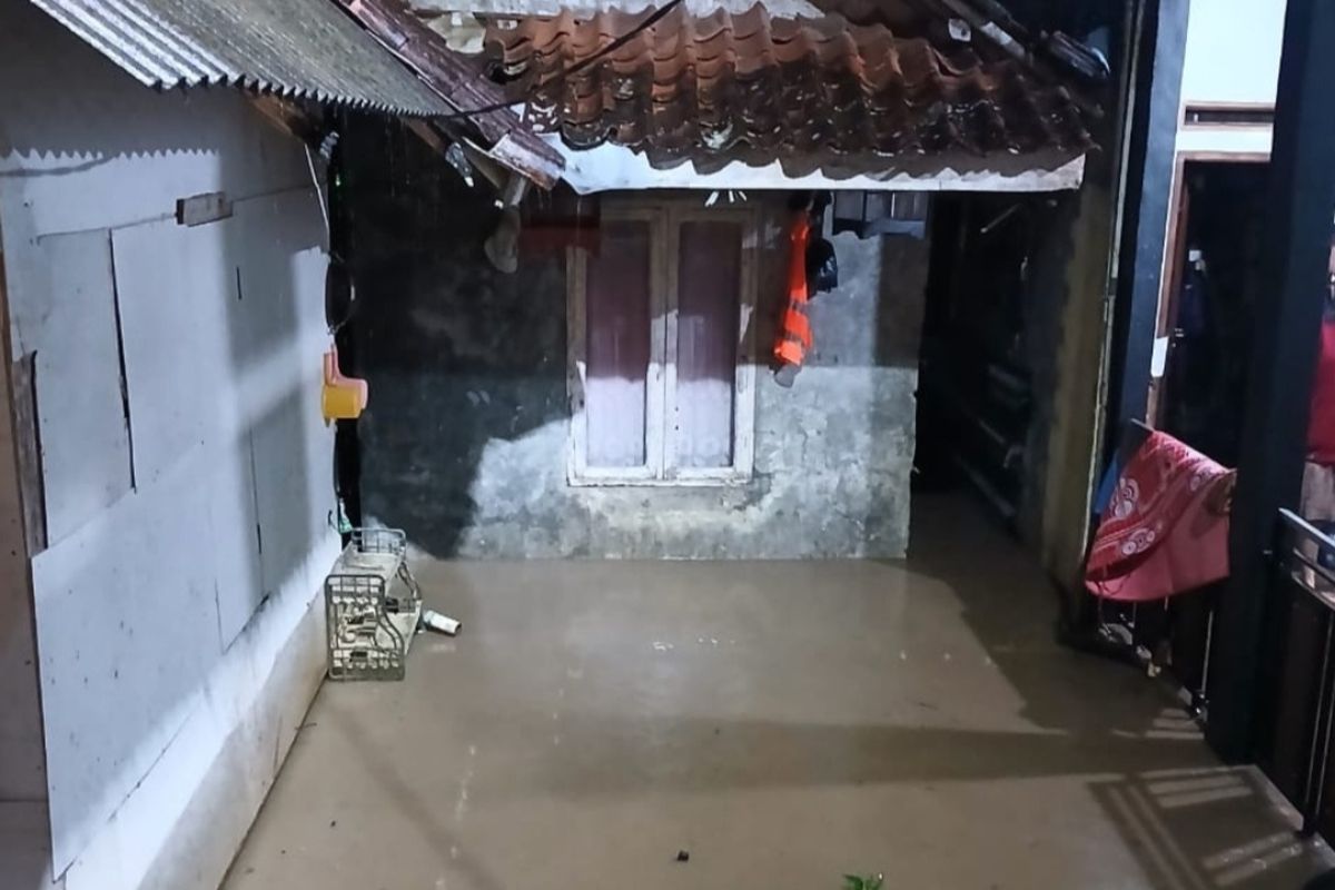 Banjir dan longsor terjadi di Singaparna, Cigalontang dan Salawu, Kabupaten Tasikmalaya, Jawa Barat, akibat hujan deras dan menyebabkan 1 anak tewas dan 2 warga luka-luka, Senin (4/8/2025).