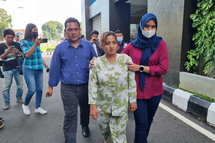 Selebgram Lina Mukherjee yang menjadi tersangka penistaan agama saat berada di Polda Sumatera Selatan. Lina batal ditahan penyidik karena mengalami kondisi penyakit magg akut, Kamis (4/5/2023).