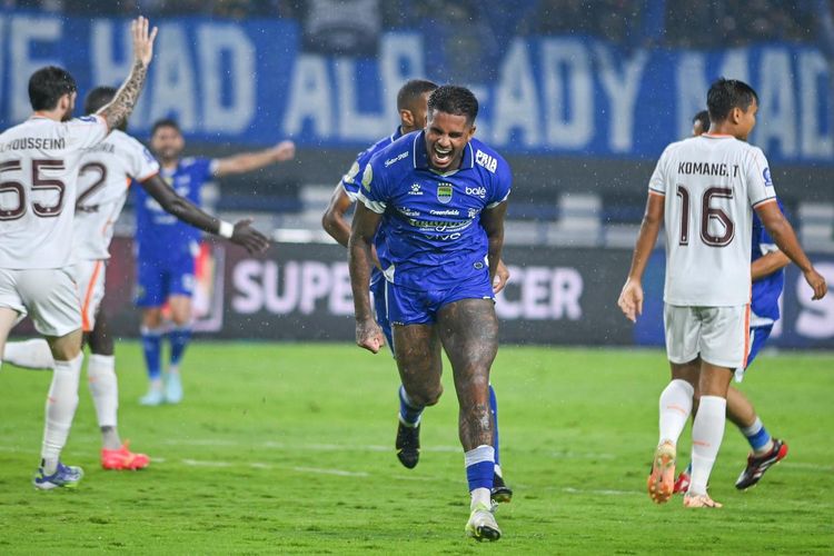 Penyerang Persib Bandung, Ramon Tanque, merayakan gol perdananya bagi Maung Bandung ke gawang Borneo FC pada laga lanjutan Super League 2025-2026, Persib Bandung vs Borneo FC, di Stadion GBLA pada Jumat (5/12/2025).