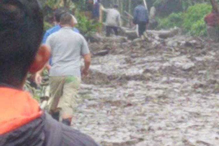 Sejumlah warga di Puncak Bogor Jawa Barat terdampak banjir bandang pada Selasa (19/1/2021).
