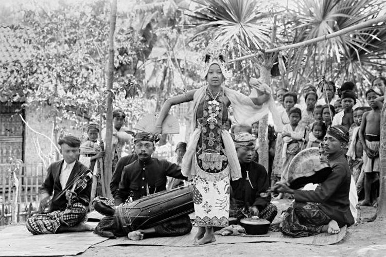 Penari Gandrung Banyuwangi dengan pemusik.