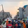 Evakuasi Bangunan Ambruk di Johar Baru Terkendala Aliran Listrik dan Jalan Sempit