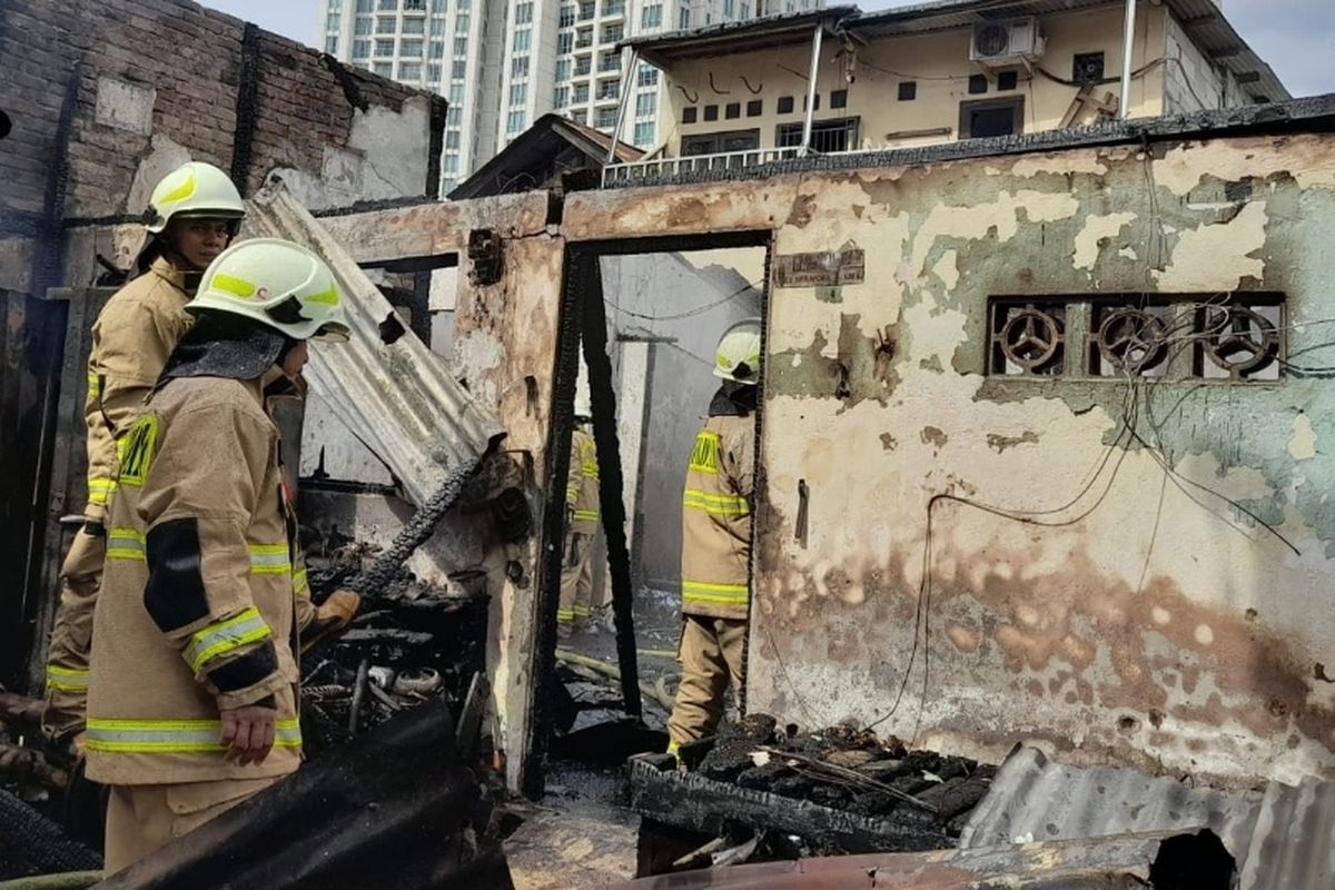 Kebakaran melanda rumah kontrakan yang berada di Jalan Masjid Al-Huda, tepat di depan Stasiun Kebayoran Lama, Jakarta Selatan, pada Selasa (24/5/2022) siang. 