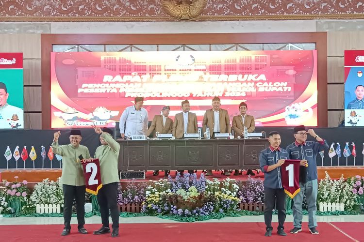 Pasangan calon Bupati dan Wakil Bupati Probolinggo menunjukkan nomor urut hasil pengundian yang berlangsung di Gedung Islamic Center Kraksaan, Senin (23/9/2024). 