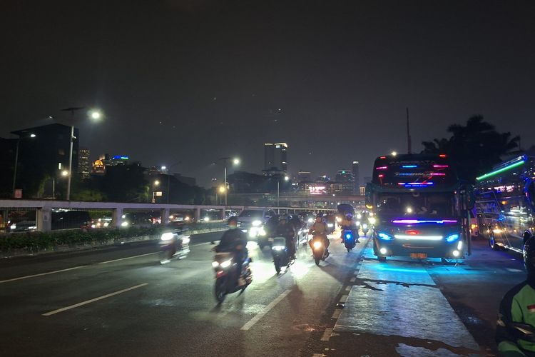 Massa Demo di DPR Bubar Usai Bentrok dengan Polisi, Lalu Lintas Gatot Subroto Kembali Lancar