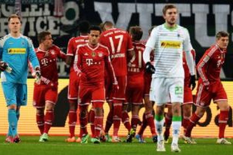 Para pemain Bayern Muenchen merayakan gol yang dicetak Mario Goetze ke gawang Borussia Moenchengladbach pada laga Bundesliga di Stadion Borussia-Park, Moenchengladbach, Jumat (24/1/2014).