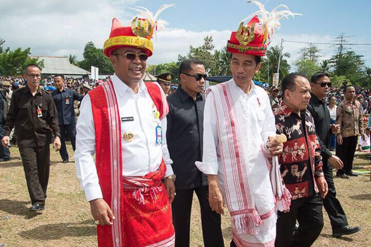 Presiden Joko Widodo menghadiri Parade 1001 Kuda Sandelwood dan Festival Tenun Ikat Sumba 2017 di Tambolaka, Sumba Barat Daya, Nusa Tenggara Timur, Rabu (12/7/2017). NTT juga akan menggelar perhelatan internasional bertajuk Tour de Flores pada 14-20 Juli 2017. Turut mendampingi Presiden dan Ibu Negara Iriana Joko Widodo antara lain Menteri Sekretaris Negara Pratikno, Gubernur Nusa Tenggara Timur Frans Lebu Raya dan Bupati Sumba Barat Daya Markus Dairo Talu.