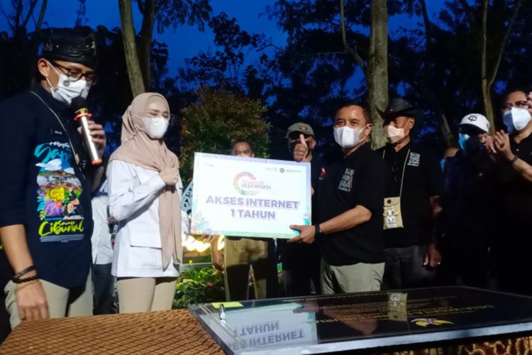 Anggota DPR RI Mulan Jameela memberikan bantuan internet untuk satu tahun kepada Desa Wisata Ciburial di Desa Sukalaksana, Kecamatan Samarang, Garut, Senin (18/10/2021).