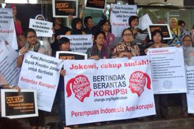 Sejumlah aktivis perempuan yang terhimpun dalam Perempuan Indonesia Antikorupsi menggelar aksi di KPK, menuntut Presiden Joko Widodo segera bertindak dan memberantas korupsi.
