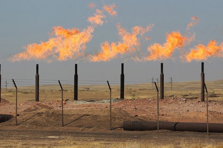 Foto file ini diambil pada 17 Oktober 2017 menunjukkan kelebihan gas yang mudah terbakar yang terbakar dari semburan gas di ladang minyak Bai Hassan, sebelah barat kota Kirkuk, Irak utara yang multi-etnis. 