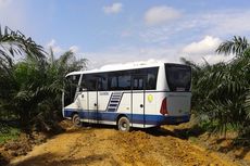 Perjuangan Bus DAMRI Perintis, Lewati Rute Jalan Rusak Sejauh 4.000 Km