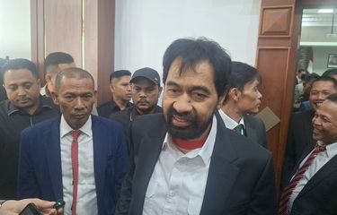 Gubernur Aceh, Muzakir Manaf (Mualem), saat diwawancarai awak media usai menetapkan Status Siaga Darurat Bencana Aceh Tahun 2025 di Kantor DPR Aceh.