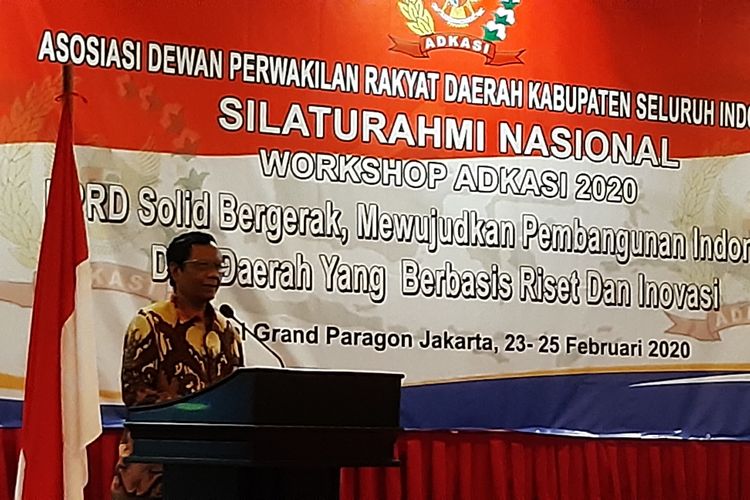 Menteri Koordinator Bidang Politik, Hukum dan Keamanan (Menko Polhukam) Mahfud MD saat menghadiri kegiatan silaturahmi nasional Asosiasi DPRD Kabupaten Seluruh Indonesia (Adkasi) di Hotel Grand Paragon, Jakarta Barat, Senin (24/2/2020).