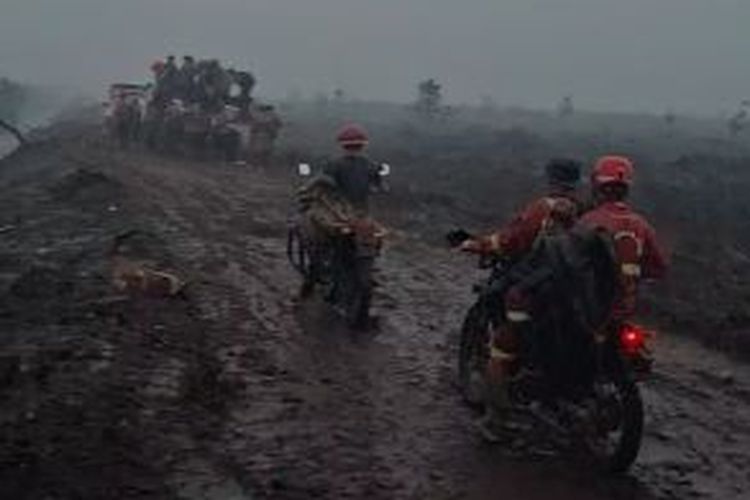 Empat Bulan Berjuang Melawan Karhutla, Satgas Darat di OKI Kegirangan saat Hujan Lebat Turun