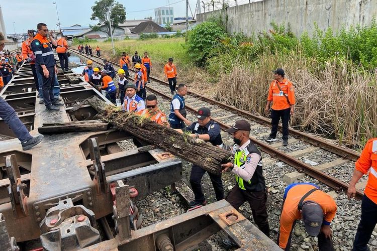 PT KAI melaksanakan kegiatan Bersih Lintas yang dilaksanakan PT KAI Divre 1 SU dari Ujungbaru sampai Stasiun Belawan, Jumat (06/01/2023).