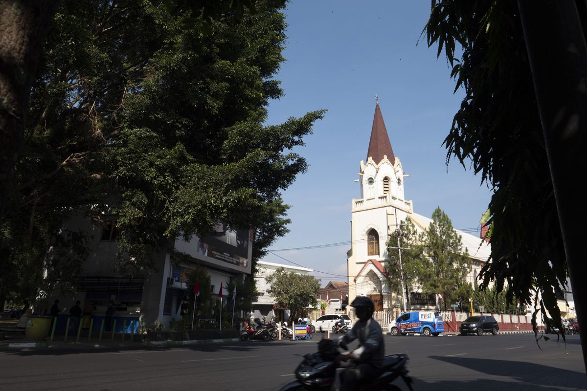 Gereja di sekitar Alun-alun Kota Malang.