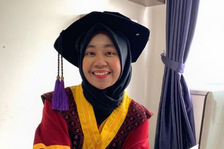 Tsana Afrani Suyono menjadi wisudawan terbaik Unpad.