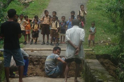 Sebuah Jembatan di Kabupaten Malang Ambrol akibat Hujan Deras, 7.450 Orang Terisolasi