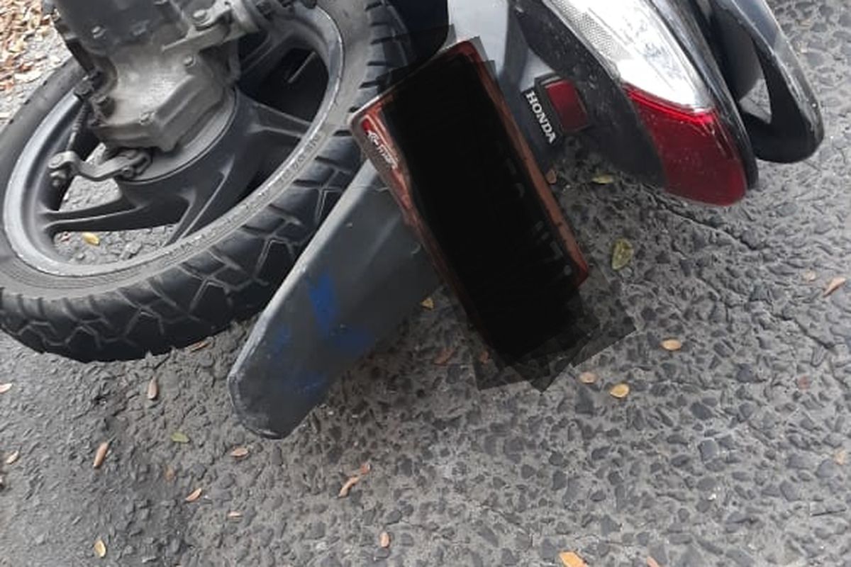 Sepeda motor SA yang terserempet kontainer di Cengkareng