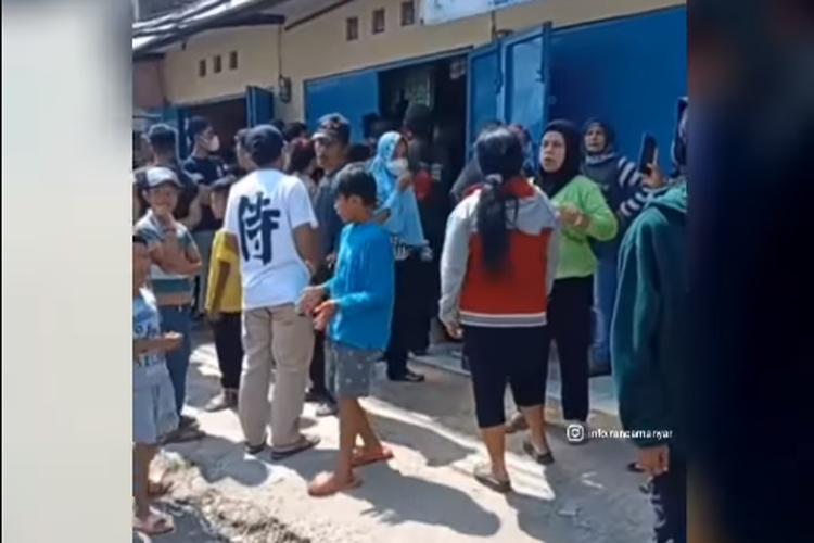 Sejumlah warga tampak berada di depan sebuah toko perlengkapan bayi di Kampung Tambakan, Desa Rancamanyar, Kecamatan Baleendah, Kabupaten Bandung, Kamis (17/3/2022).