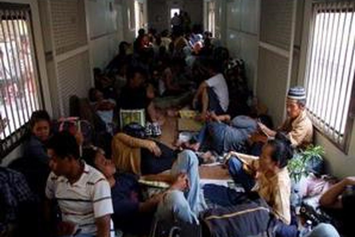 Penumpang yang sebagian besar para pemudik rela lesehan dan berdesakan di dalam gerbong.