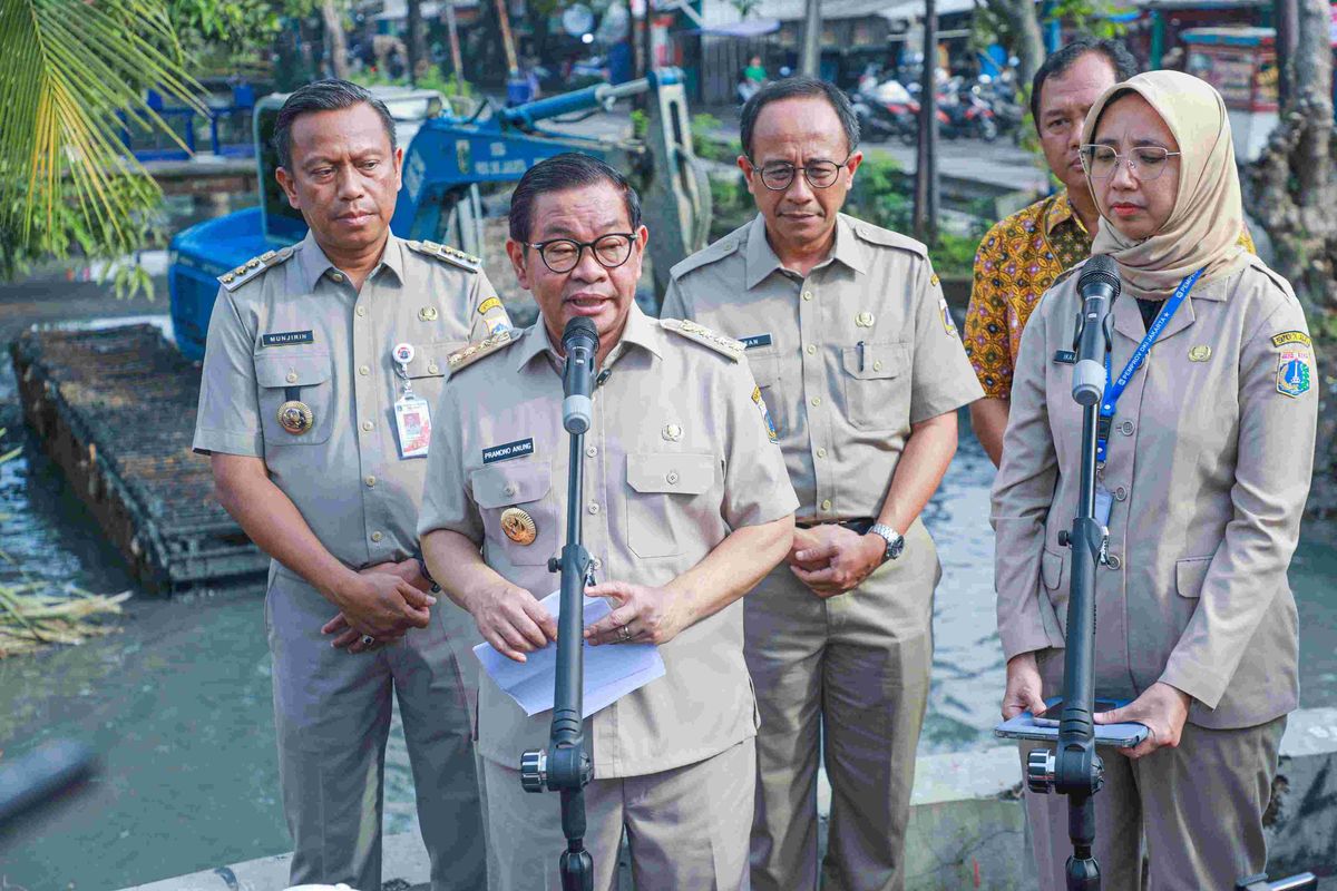 Gubernur Provinsi DKI Jakarta, Pramono Anung, memberikan keterangan pers saat meninjau pengerukan Kali Irigasi Bekasi Tengah di Kelurahan Ujung Menteng, Cakung, Jakarta Timur, pada Senin (7/7/2025).