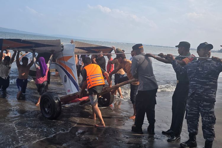 Petugas gabungan mengevakuasi pesawat latih milik API yang jatuh pada Selasa (4/2/2025) di Perairan Muncar Banyuwangi, Jawa Timur.