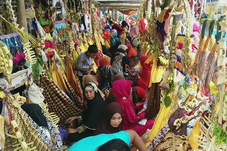 Masyarakat mengikuti tradisi Baayun Maulid yang diselenggarakan saban 12 Rabiul Awal bertempat di halaman Masjid Suriansyah, Banjarmasin, Kalimantan Selatan, Kamis (24/12/2015).
