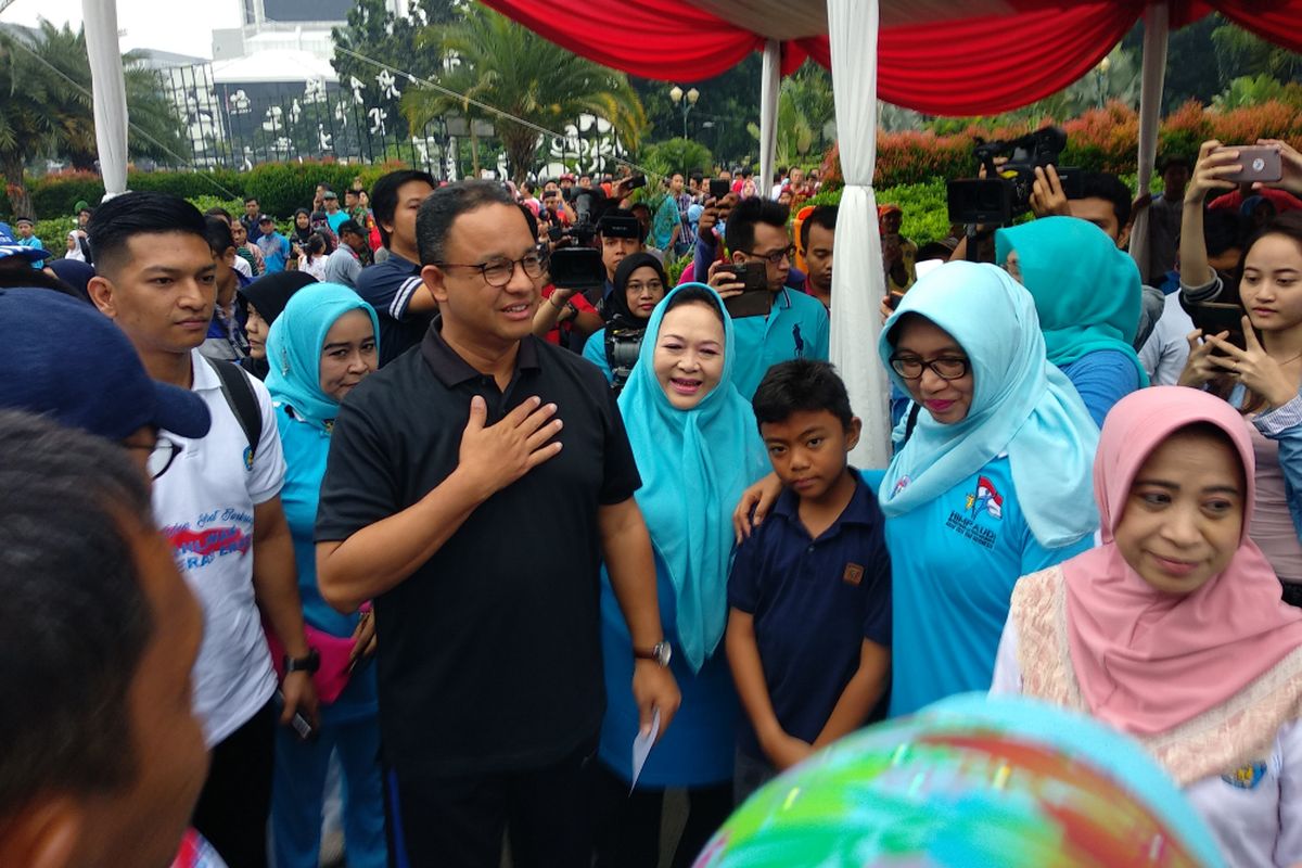 Gubernur DKI Jakarta Anies Baswedan buka lomba gerak jalan guru PAUD se-DKI Minggu, (19/11/2017)